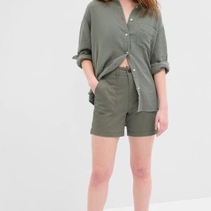NWT GAP CHAKI ARMY GREEN WASHWELL COTTON SHORTS. 5” inseam, stretch, size 8